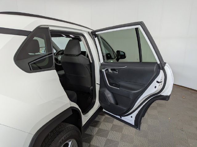 Used 2025 Toyota RAV4 XLE FWD image 31