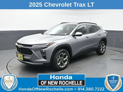 Used 2025 Chevrolet Trax LT FWD image 1