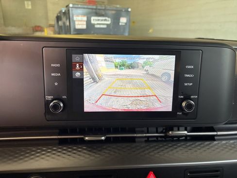 Used 2024 Kia Carnival LX FWD image 18