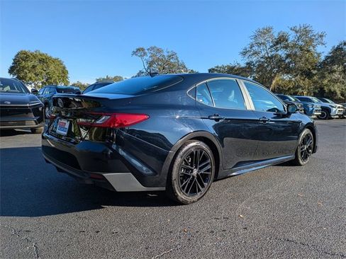 Used 2025 Toyota Camry SE image 4