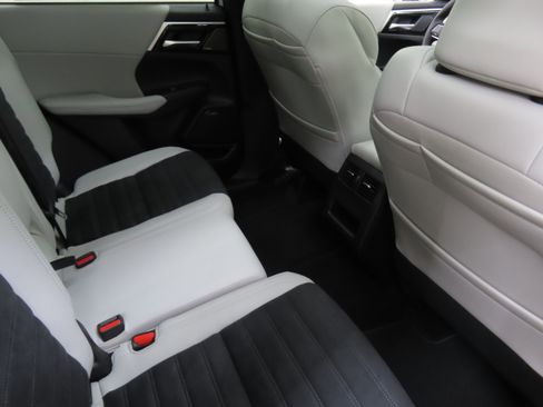 New 2025 Mitsubishi Outlander SE image 24