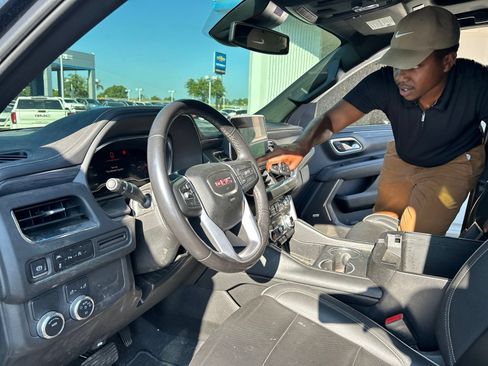 Used 2023 GMC Yukon SLT RWD image 15
