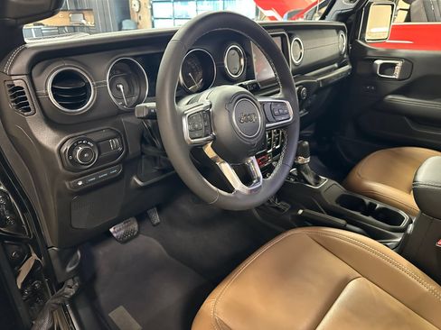 Used 2023 Jeep Wrangler Unlimited Rubicon 4xe w/ Cold Weather Group AWD/4WD image 13
