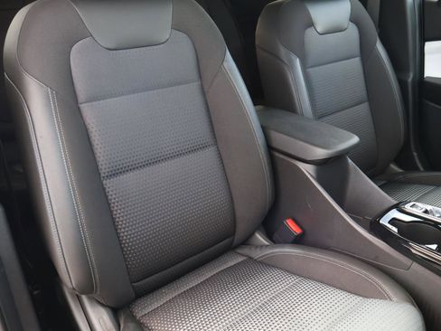 Used 2025 Chevrolet Trax LT w/ LT Convenience Package image 17