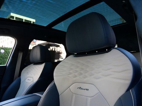 Used 2025 Bentley Bentayga image 17