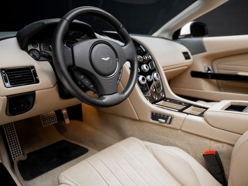 Used 2016 Aston Martin DB9 GT image 2