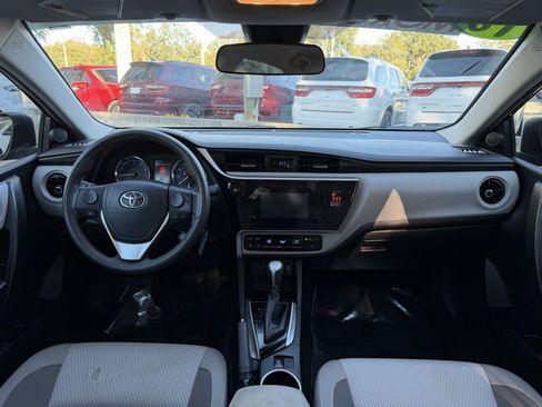 Used 2018 Toyota Corolla LE image 31