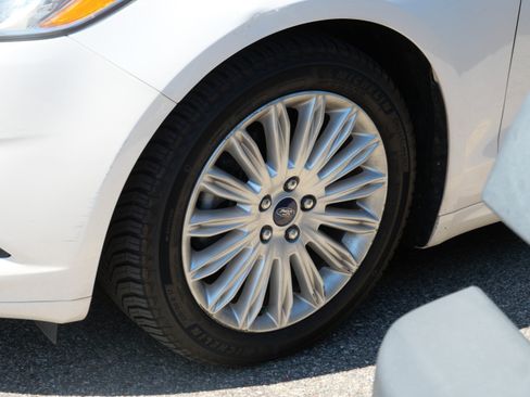 Used 2016 Ford Fusion SE w/ Equipment Group 502A FWD image 5