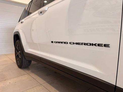 Used 2025 Jeep Grand Cherokee Altitude AWD/4WD image 5