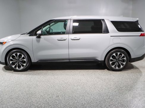 Used 2024 Kia Carnival EX FWD image 10