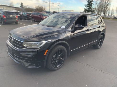 Used 2023 Volkswagen Tiguan SE R-Line image 1
