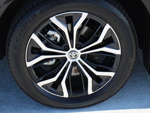 Used 2025 Toyota Crown Signia image 9