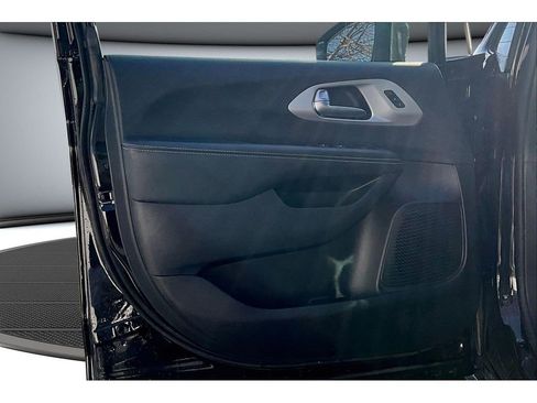 Used 2025 Chrysler Pacifica Limited image 20