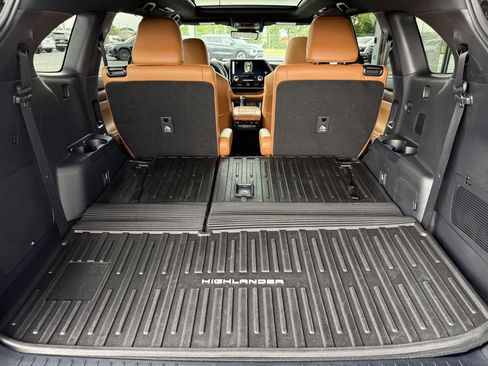 Used 2024 Toyota Highlander Platinum AWD/4WD image 46