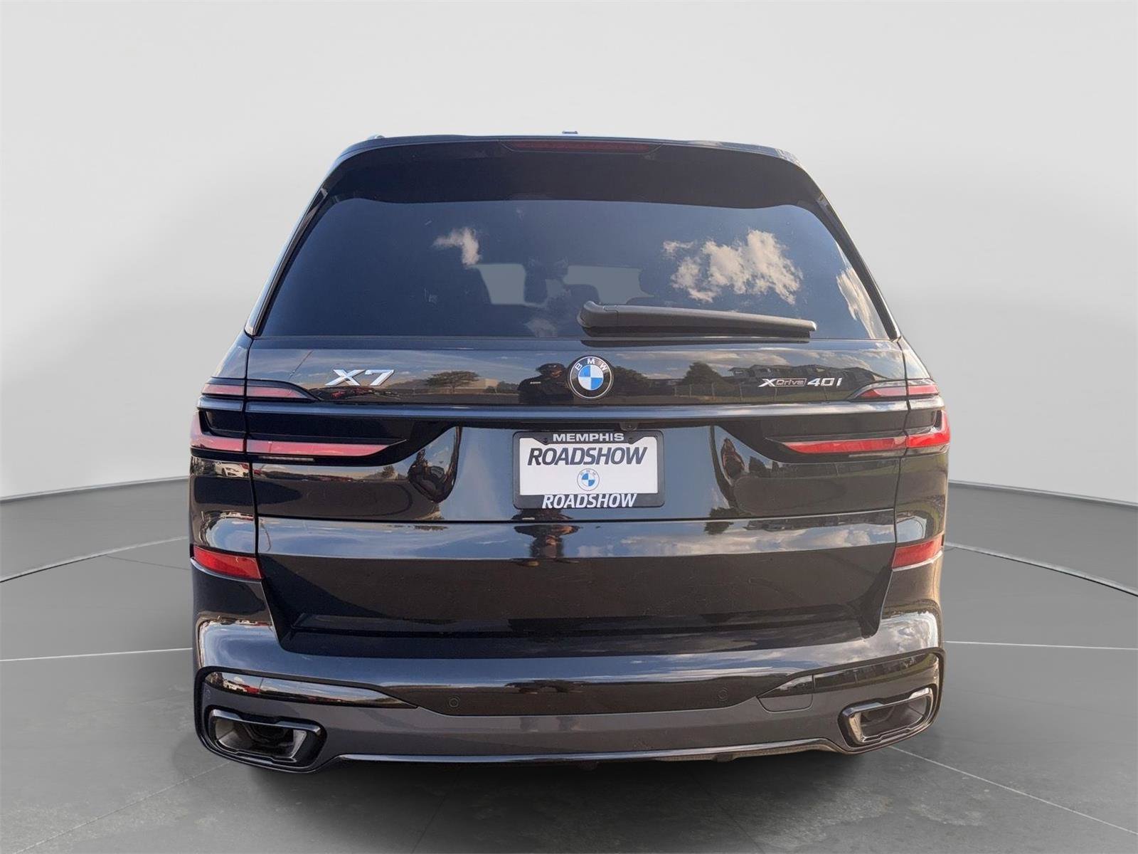 Used 2025 BMW X7 xDrive40i w/ M Sport Package AWD/4WD image 4