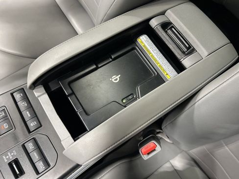 Used 2021 Toyota Highlander XLE image 25