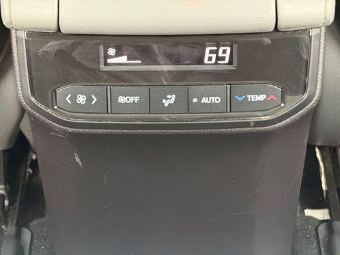 Used 2021 Toyota Highlander XLE AWD/4WD image 32