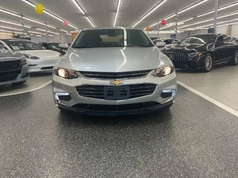 Used 2017 Chevrolet Malibu LT FWD image 2