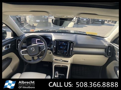 Used 2024 Volvo XC40 B5 Ultimate w/ Climate Package image 24