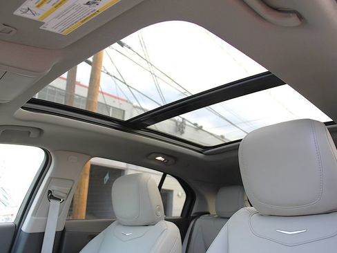Used 2022 Cadillac XT4 Luxury w/ Cold Weather Package AWD/4WD image 7