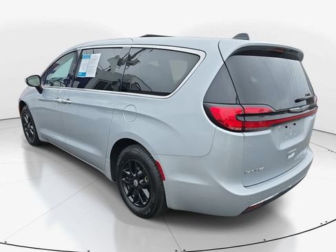 Used 2023 Chrysler Pacifica Touring-L image 7