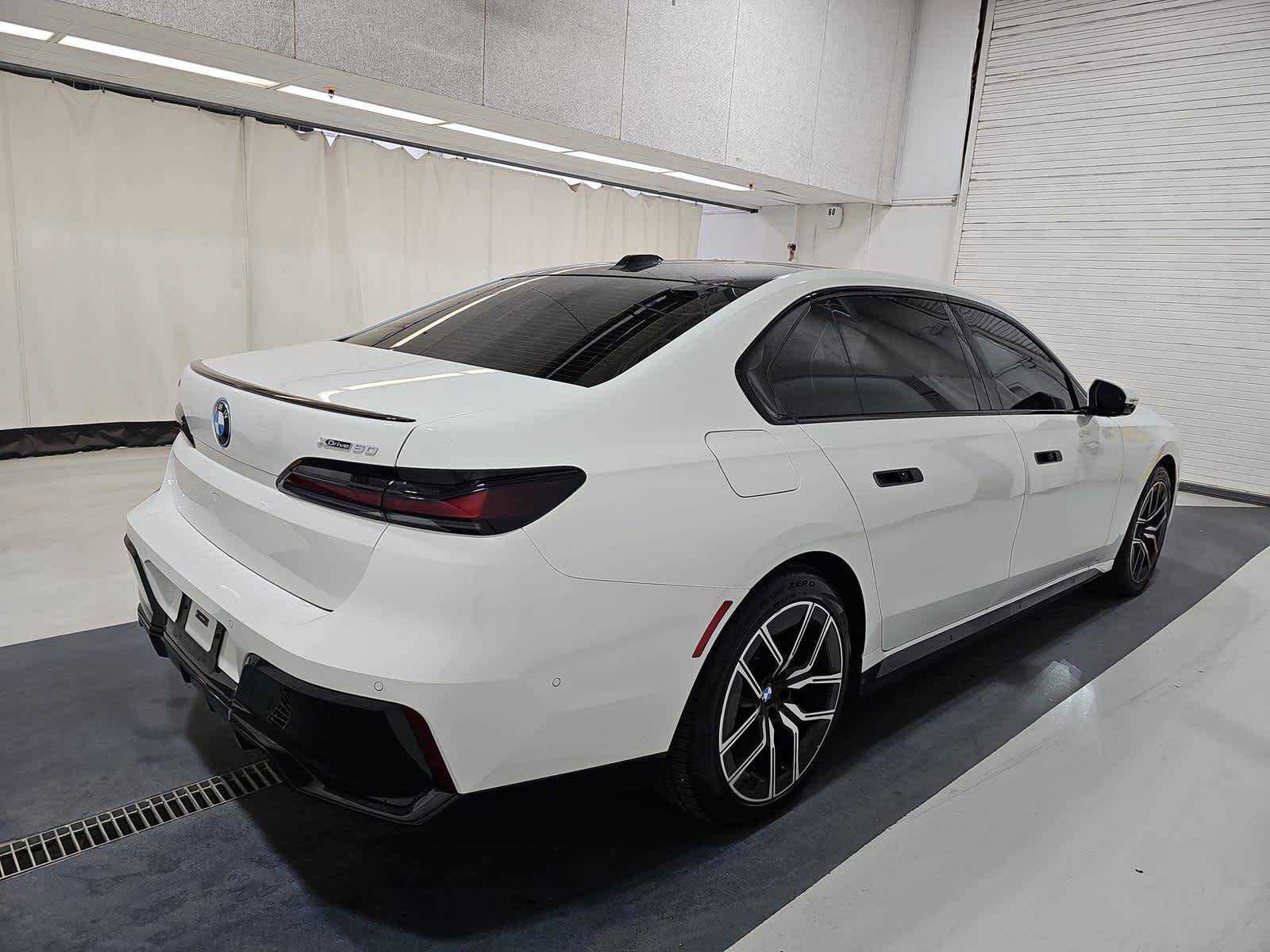 Used 2024 BMW i7 xDrive60 AWD/4WD image 3