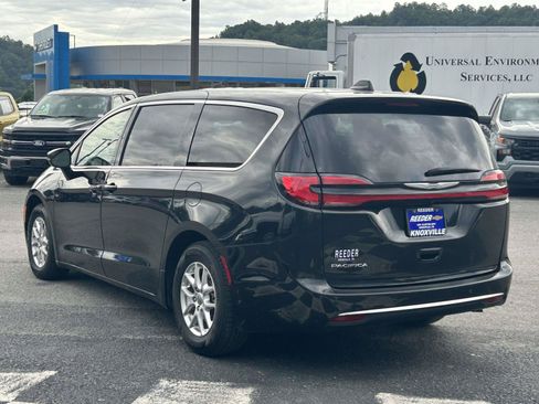 Used 2023 Chrysler Pacifica Touring-L FWD image 5