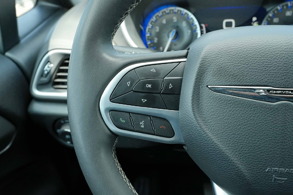 Used 2025 Chrysler Pacifica Select FWD image 34