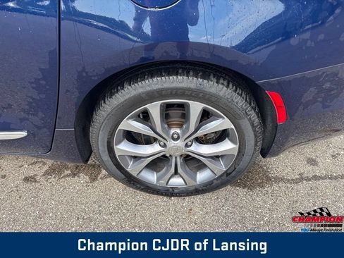Used 2019 Chrysler Pacifica Limited w/ Tire & Wheel Group FWD image 43