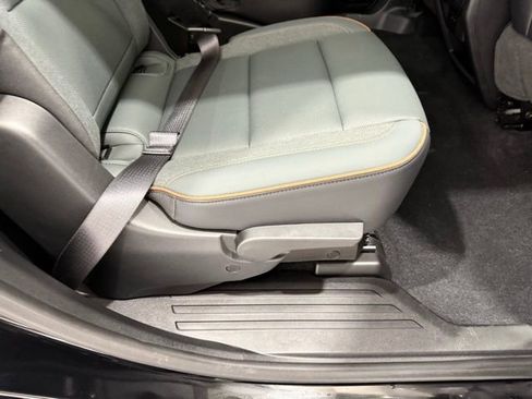 Used 2025 GMC Acadia AT4 image 24