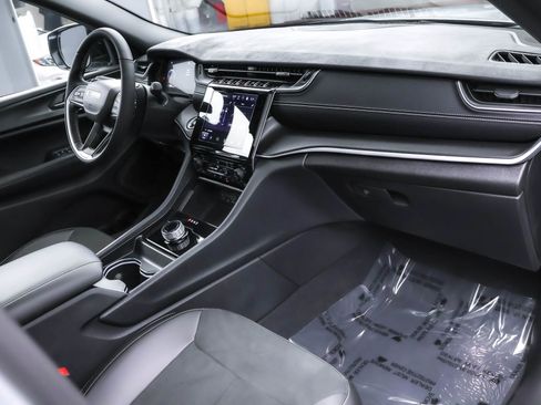 Used 2025 Jeep Grand Cherokee L Altitude image 33