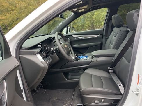 New 2025 Cadillac XT6 Luxury image 17