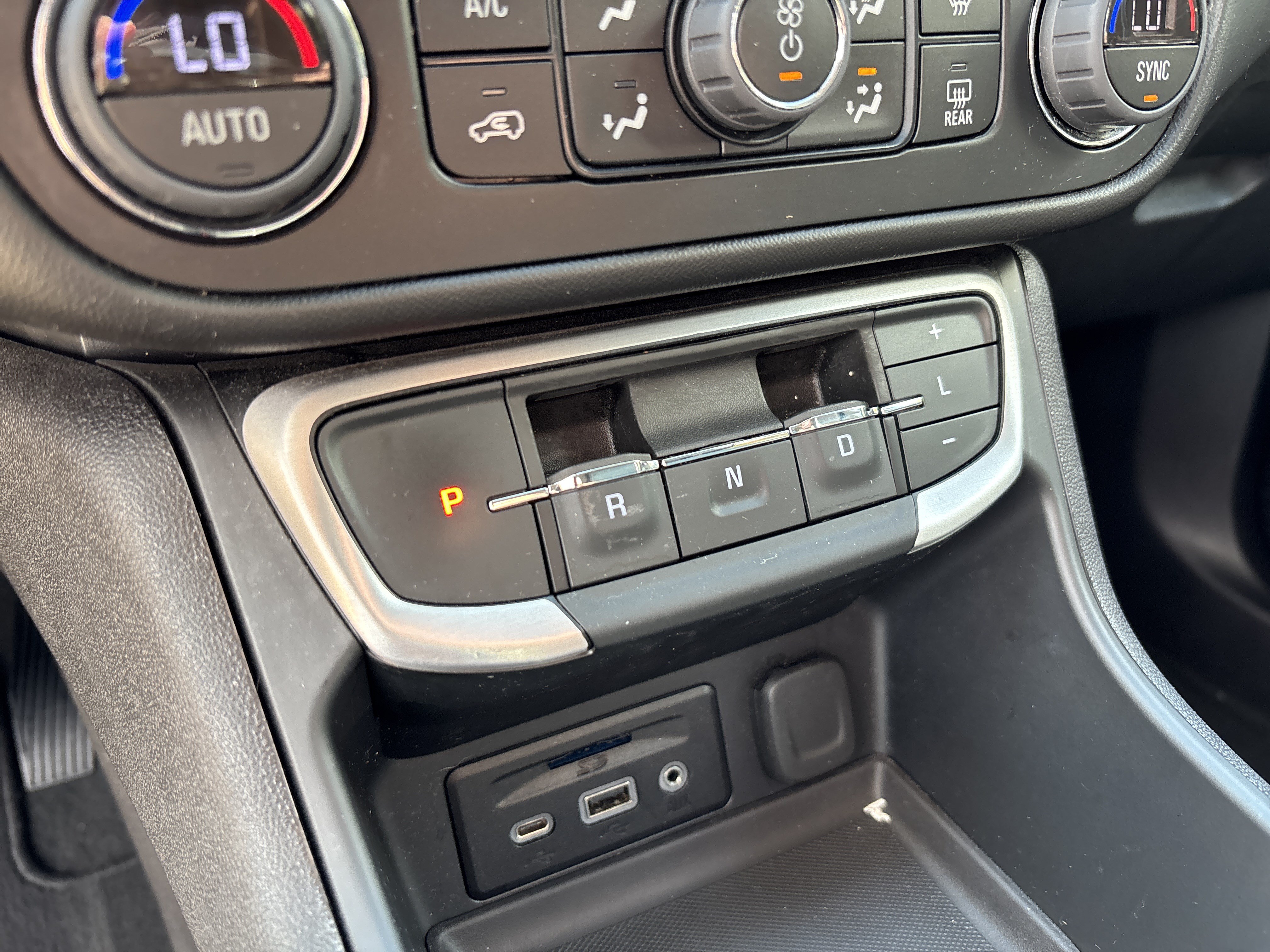 Used 2024 GMC Terrain SLT AWD/4WD image 23