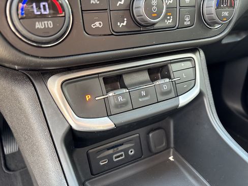 Used 2024 GMC Terrain SLT AWD/4WD image 23