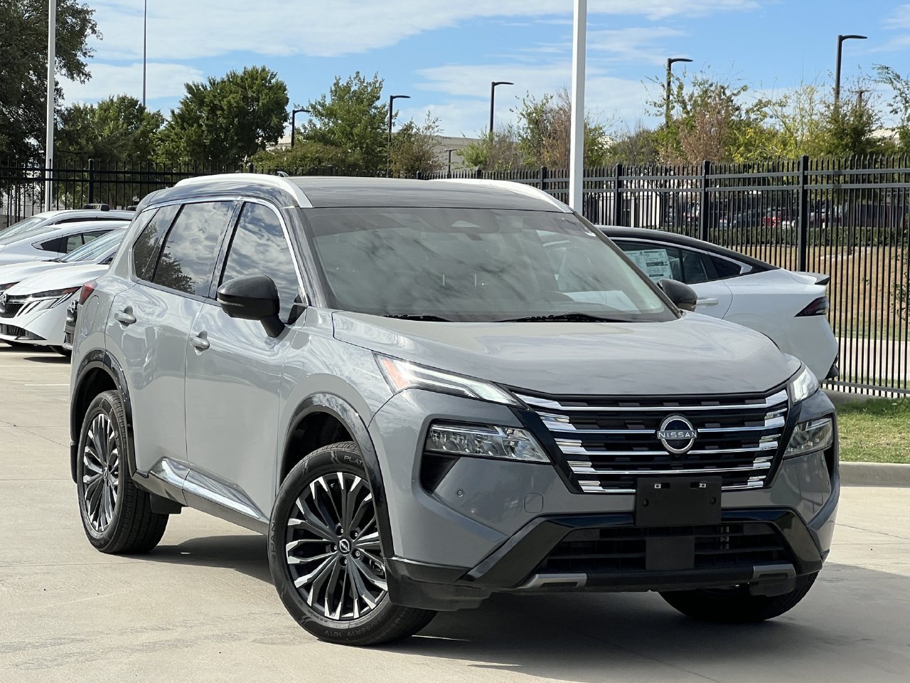 Used 2024 Nissan Rogue Platinum FWD image 2