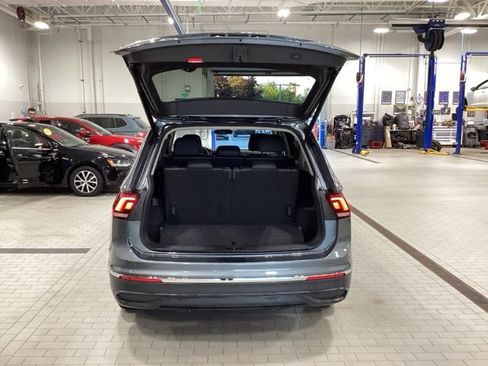 Certified 2024 Volkswagen Tiguan SE w/ Panoramic Sunroof Package FWD image 9
