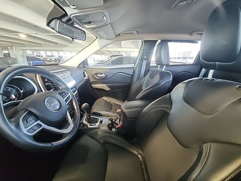 Used 2018 Jeep Cherokee Latitude Plus FWD image 3