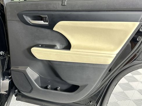 Used 2023 Toyota Highlander XLE image 30