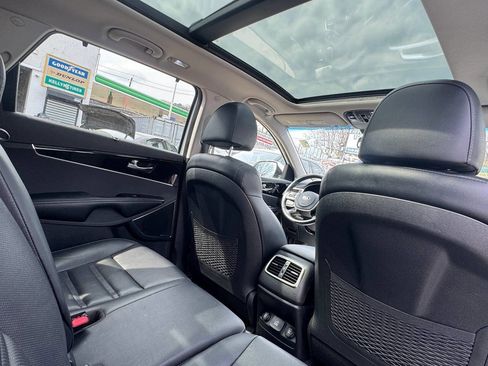 Used 2019 Kia Sorento SX image 29