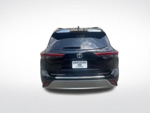 Used 2021 Toyota Highlander Platinum FWD image 4