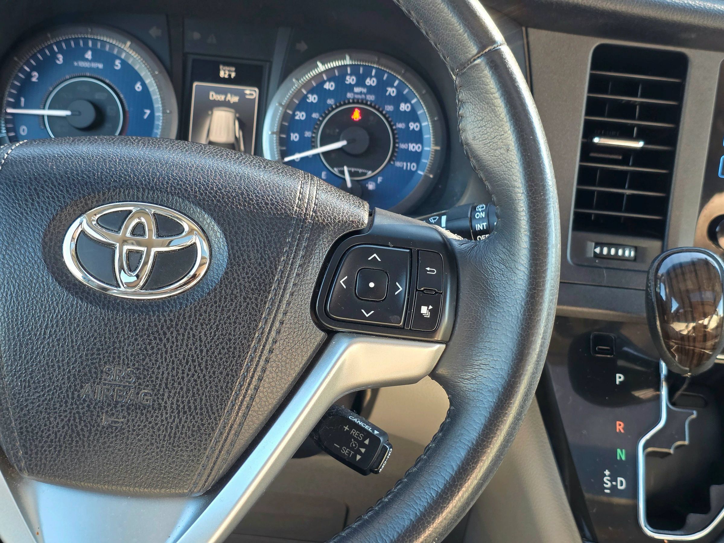 Used 2017 Toyota Sienna XLE w/ XLE Navigation Package FWD image 24