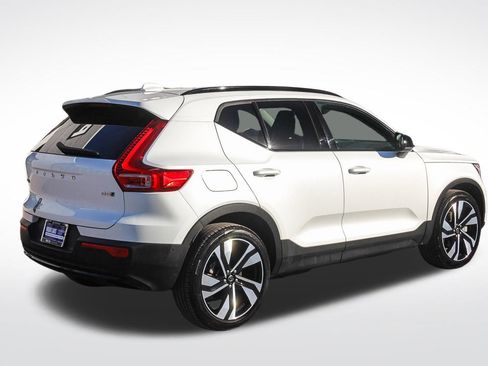 Used 2025 Volvo XC40 B5 Plus image 10
