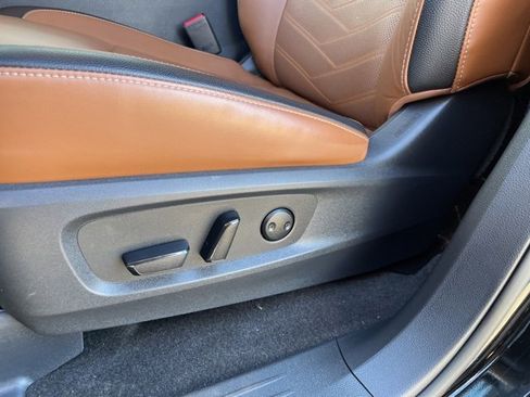 Used 2023 Nissan Pathfinder Platinum image 9