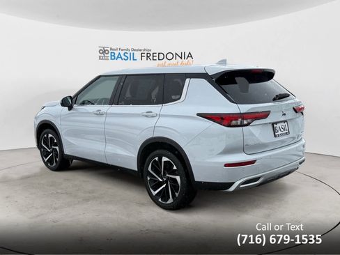 Used 2024 Mitsubishi Outlander SE image 3