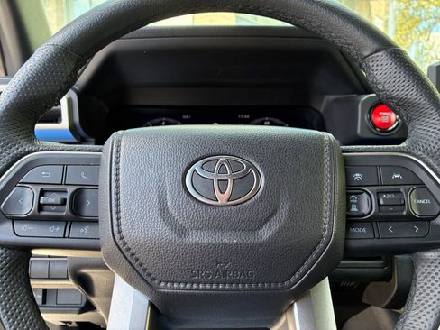 Used 2025 Toyota Tacoma TRD Off-Road AWD/4WD image 27