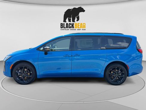 New 2027 Chrysler Pacifica Limited w/ S Appearance Package AWD/4WD image 6