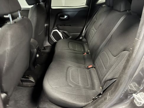 Used 2018 Jeep Renegade Latitude FWD image 14