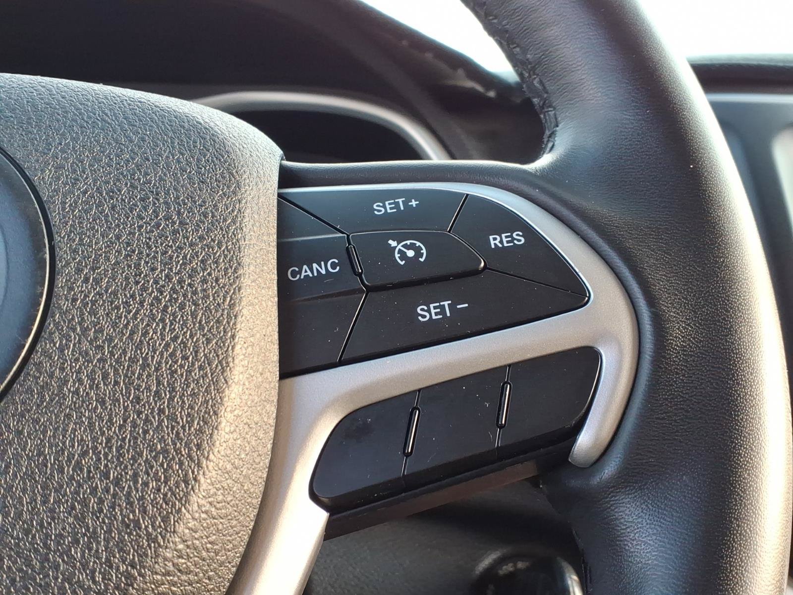 Used 2015 Jeep Cherokee Latitude AWD/4WD image 26