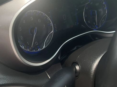 Used 2020 Chrysler Pacifica Touring-L FWD image 19