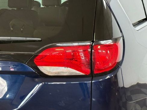 Used 2017 Chrysler Pacifica Touring-L w/ Tire & Wheel Group image 9